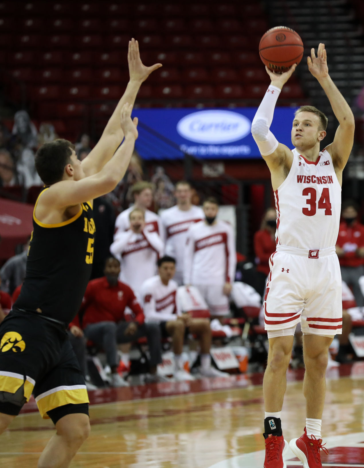 Iowa 77, UW 62